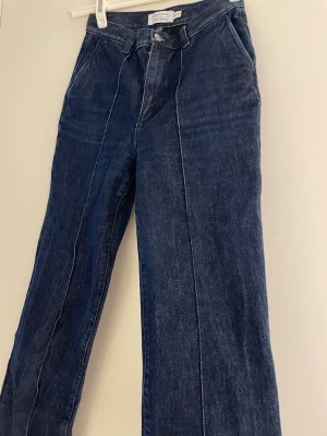 Blå jeans från Stockholm Atelier - Köpta i Stockholm på Beyond retro för två år sen, men de blev för små :( Najs detalj på framsidan. Känns superretro. De är i bra skick och jag älskar dem 😩