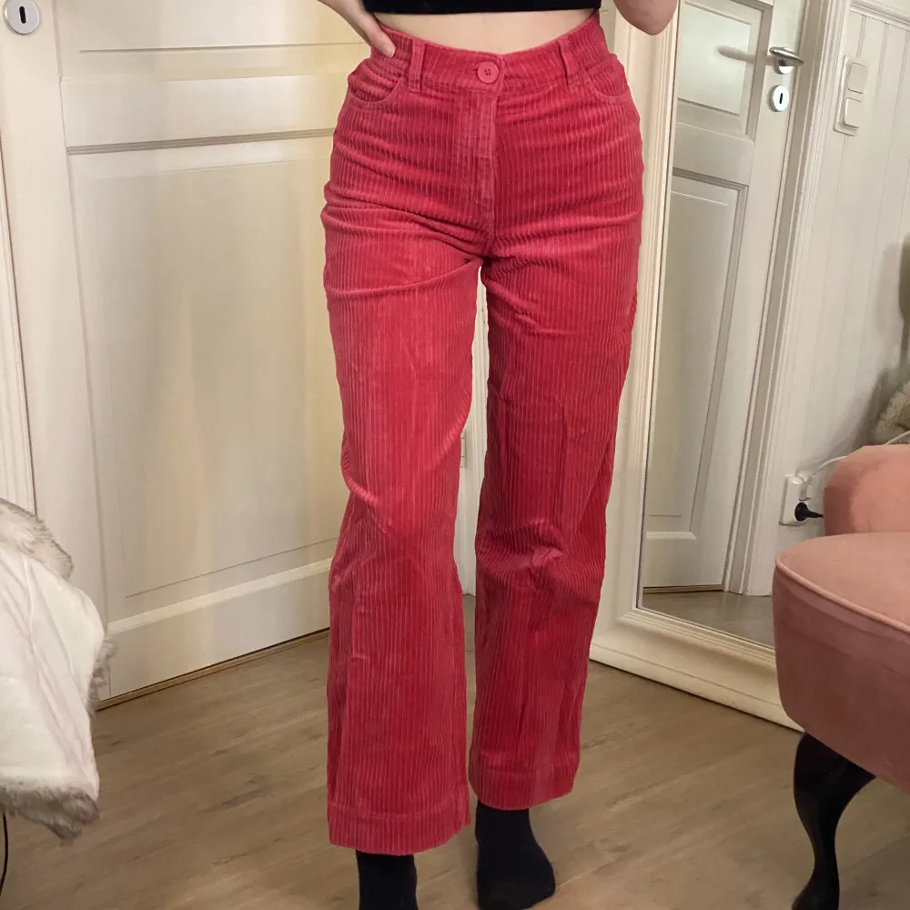 Fina Manchester byxor i storlek 34 från monki. Passar perfekt på mig som är 160 cm. Jättebra skick. Säljer för 100 kr. Köpare står för frakten. 💖. Jeans & Byxor.