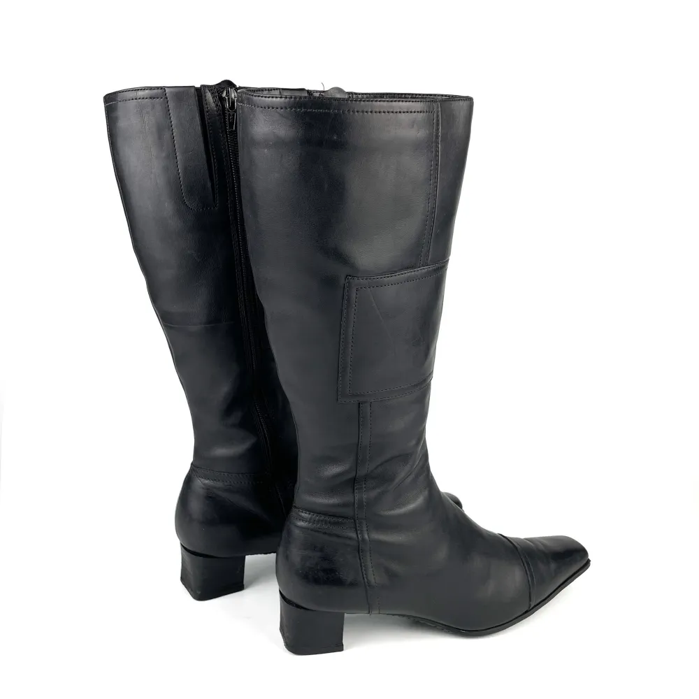 Vintage Y2K 90s 00s ECCO real leather narrow square toe block heel knee high boots in black. Some scratches and marks. Size: label 38, fit true to size. Maybe will fit 38,5 too. Mid calf to knee high. Ask for full description. No returns.. Skor.