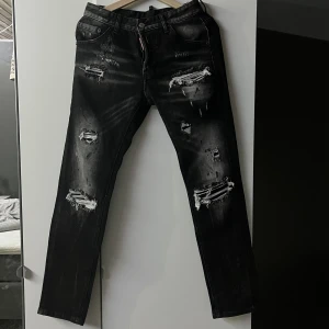 Dsquared2 Jeans - Säljer ett par dsquared2 jeans som knappt är använda! Skriv för mer bilder osv