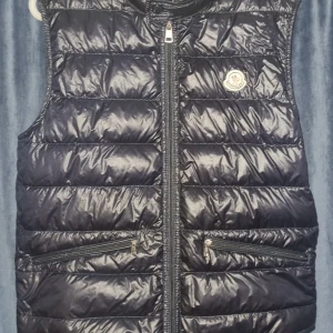 Gui Moncler vest - En Gui moncler vest i strl 2 som passar S/M, i navy blue. Jag är andra ägare men den är verkligen fräch, inga fläcker eller några flaws som man ser. Bara att höra av sig vid funderingar eller så. :)  KOM MED BUD kan gå ner i pris mycket vid snabb affär 