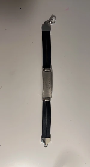 Armband - Hej, säljer en armband. Är inte fake. Man kan ta bort namnet och göra om den hos specialister :) För mer info skriv till mig ) Priset kan diskuteras 
