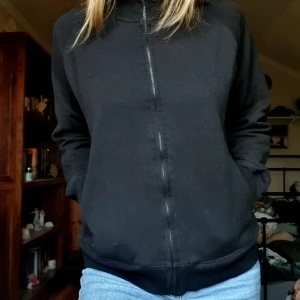 Svart sweatshirt aldrig använd - Storlek S/M hade ett mindre hål som sytts igen. Säljer över 100 plagg!  Stor mängdrabatt när du köper fler saker!  Köp 3(+) plagg 15% rabatt. Köp 5(+) plagg 20% rabatt. Köp 10 (+) plagg 25%  Samfraktar givetvis! 