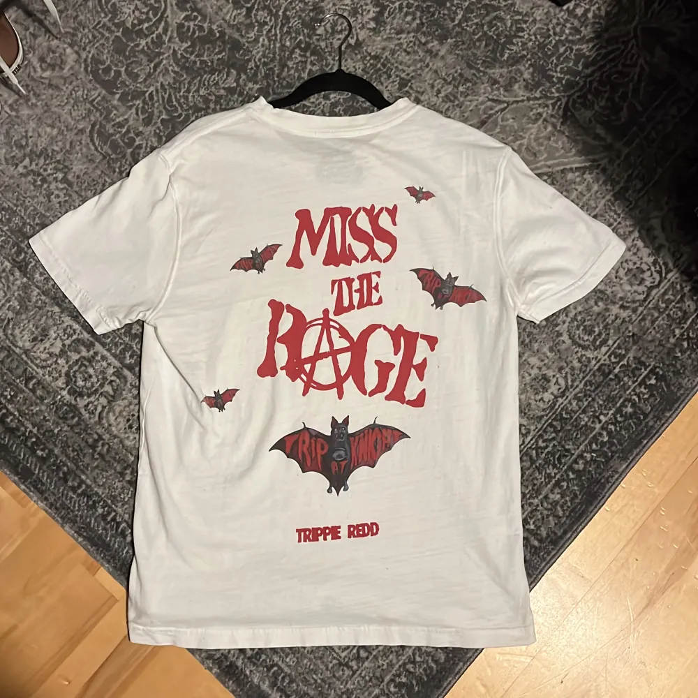 Trippie redd miss the rage merch löpt för typ över 1 år sen använder inte. T-shirts.