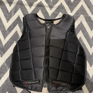 Racesafe ridväst  - Racesafe ridväst i fint skick. Storlek child L. Inget sönder eller slitet. 