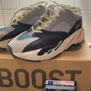 Yeezy 700 Waverunner - Yeezy 700 Waverunner Size 43 1/3 Skick: 8/10 använda men bra skick Pris: 2500 Box och kvitto tillkommer