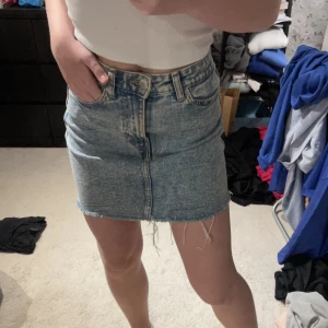 Jeanskjol  - Säljer kläder pga utresning allt är i fint skick, köparen står för frakten 💙använd 2-3 ggr super fin 