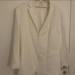 Vit Blazer - Oversized fit, cute slots, worn once