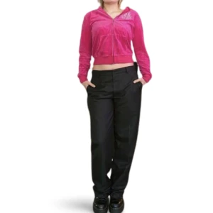 Juicy couture kofta - Säljer min älskade juicy couture kofta då den inte kommer till användning så mycket! Den har ett skitcoolt stort tryck på ryggen som är ganska rare, dock har 70% av alla rhinestones ramlat av och det märks att den är använd. 