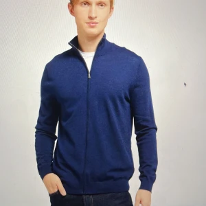 MERINO KOFTA - Tröjan har aldrig använts och ligger fortfarande kvar i kartongen. Jag erbjuder gratis frakt. Jag har både small, medium och large