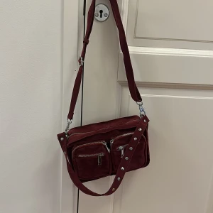 Röd väska ”mocka” - Säljer denna helt oanvända röda väskan❤️ (säljer även en likadan olivgrön) Orginalpris 749kr❤️