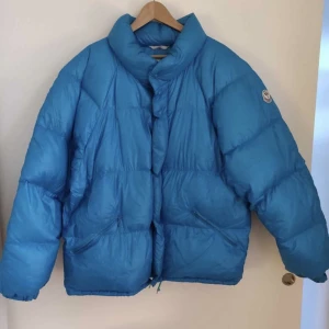 Moncler dunjacka - Jackan är i bra skick men säljs billigt för jag haft den länge.
