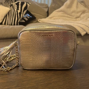 Väska  - Säljer denna victoria’s secret väska som bara är använd några gånger.❤️‍🔥 