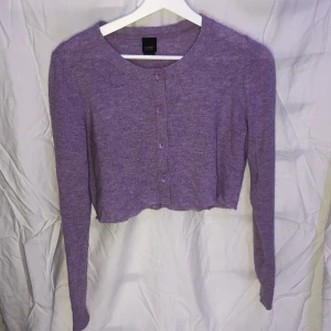 Lila Kofta - En perfekt kofta att dra över på en sval sommarkväll. Kan bäras med öppna knappar eller stängda beroende på preferens<3