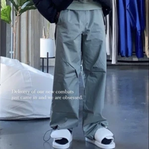 Seventh stores Parachute pants  - Säljer ett par Combats 570 i färgen sage från Seventh Stores. Bra skick, använda endast ett fåtal gånger. 