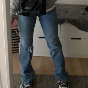 Jeans  - Säljer dessa blåa jeans från Gina, storlek 36 petite. Passar mig som är 160. De är använda men i väldigt fint skick, inga defekter. Säljer endast då de inte kommer till användning, har ett par likadana gråa i 38 om det skulle vara av intresse 💕