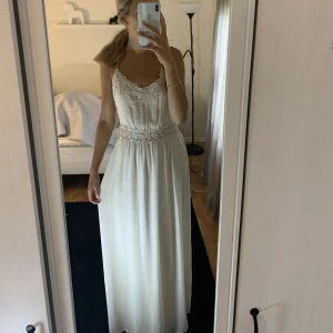 Balklänning  - Superfin långklänning med öppen rygg, aldrig använd så prislapp sitter kvar. Jag är 180 och den passar mig bra i längd. Är man något kortare så blir det perfekt med klackar till 😍💕