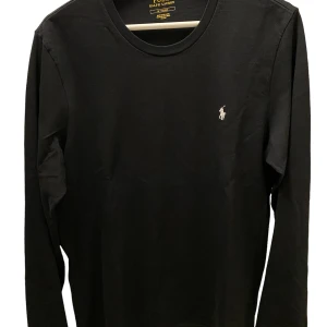 Långarmade Polo tröja, slt M - Hej!  Denna tröja är använd ett fåtal.   Den är väldigt fin i material.   Märke: Ralph Lauren. Pris går att diskuteras vid snabb affär. 
