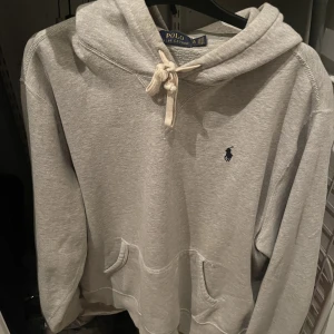 Ralph lauren grå hoodie storlek XL - Ralph lauren hoodie grå storlek XL, använd en del men bra skick 
