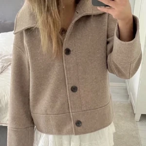 Kappa Kappahl - Säljer denna superfina kappa från kappahl storlek M. Använd men i fint skick. Skriv för fler bilder! (Lånad bild) BUDA här.