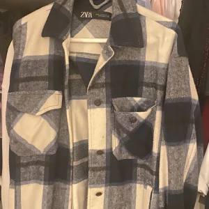 Rutig jacka zara  - Säljer den gamla trendiga rutiga jackan i den blåa färgen från zara. Varit en favorit men används sällan idag. Strl XS men oversized 