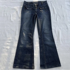 Lågmidjade jeans - Säljer dessa jättefina lågmidjade jeans som jag köpte av en annan här på Plick, men tyvärr var för stora för mig. Inte använda av mig, bara testade!  Första två bilderna är lånade från den jag köpte av. 