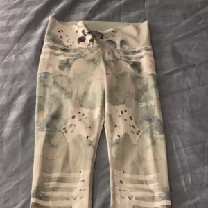 Tränings byxor - Dessa byxor är andvända ett par gånger , jätte skönt material!!!💕