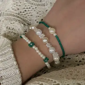 Gott nytt år! Nu finns dessa tre armbanden till salu. Välj storlek, och färg på de gröna pärlorna själv. Begränsat antal så skynda fynda!