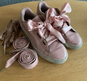 Puma sneakers  - Ljusrosa sneakers i lack med tre olika skosnören. Använda men hela skor & sula.