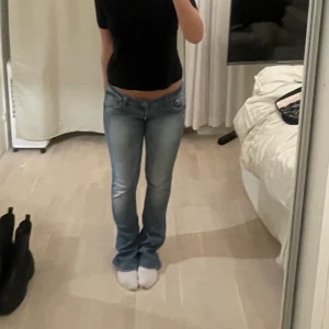 Boutcut jeans - Säljer de här fina boutcut jeansen som är i storlek 36! Är 165 cm lång och som ni ser är de ganska långa på mig, men har även korta ben! 