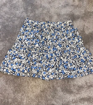 Volangkjol  - En byxkjol från zara i bra skick❤️ frakt är ca 60kr