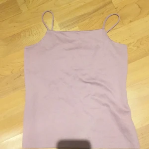 Linne - Jag säljer detta ljuslila linne pga att det är för litet. Nästan aldrig använt. Kostar ca 100kr nytt.