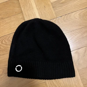 Mössa - Oanvänd mössa från MQ (Stockholm)
