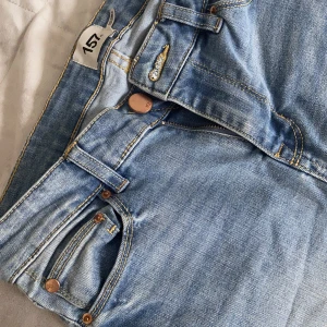 Jeans - Snygga JÄTTEsköna jeans från Lager157, med rosé knappar som en snygg detalj. 43kr frakt.