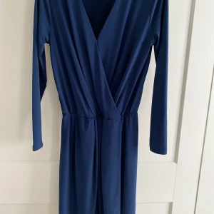 Second Female  - Blå klänning från second Female. Blå. Storlek S. Mycket fint skick.