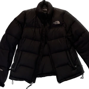 North face - Säljer min älskade nortface jacka, vintage modell. Köpte för 2500 på en vintage affär. Storlek s, snabb affär! Postar bara behöver få såld tills på fredag!💗