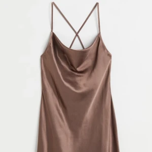 Satinklänning - Oanvänd satinklänning från H&M med prislappen kvar💕 Nypris 149kr