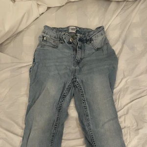 Jeans - Ljus Blåa jeans från Lager 157 från deras snake collection  💕