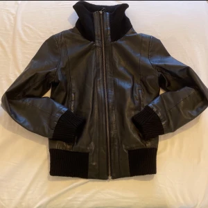 Rockandblue läderjacka  - Svart fodrad läderjacka🤍 superfin och perfekt till kallare dagar🤍nypris: 2 000 sek