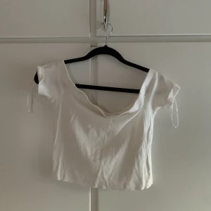 Vit topp  - Vit topp från Bik Bok i storlek Small 