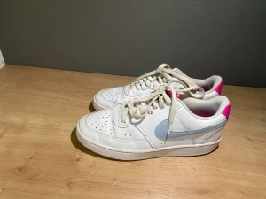 Nike sneakers  - Säljer ett par Nike sneakers då de inte längre kommer till användning. De är väl använda men har inga defekter. De är köpta direkt från Nike butik och är äkta. De passar perfekt till sommaren då de är ganska enkla och bekväma. För mer info skriv:)