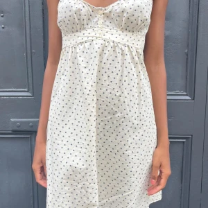 Blommig klänning Brandy Melville - Säljer denna jättefina småblommiga klänning från Brandy. Inköpt sommaren 2020 tror jag. Säljer pga blivit för liten:( samma som på första bilden! Det är onesize men skulle säga att den passar xs och s då man kan justera i ryggen och axelbanden. Hör av dig vid föer frågor❣️