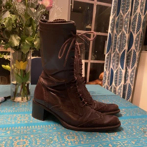 Bruna Stövlar - OTROLIGT fina mörkbruna stövlar köpt på second hand, dehär är en av finaste skorna jag köpt men får tyvärr ingen användning av dem. Dem är i ett fantastiskt skick, hoppas någon får bättre använding av dem🙏🏼☮️