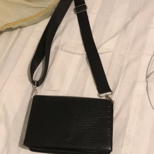 Axelväska ginatricot - Jag säljer min väska från Gina tricot som jag köpte för två år sedan. Väskan är knappt använd och är i nyskick. 