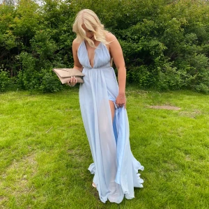 Balklänning - Säljer nu min superfina balklänning från Ivory Field. Den är lite för lång för mig som är 163 när jag hade klackar. Därav är den lite små smustig längst ner men inget som syns när den är på 💞Nypris 1899kr. Kan gå ner i pris vid snabb affär