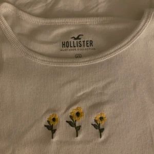 Hollister tröja  - Säljer min supergulliga tshirt från hollister! Frakten blir 59 kr och ingår inte i orginalpriset!  💋🫶🏼
