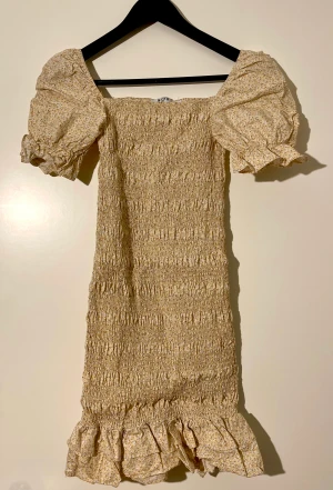 Rynkad blommig klänning  - Ljusgul med smått blommönster