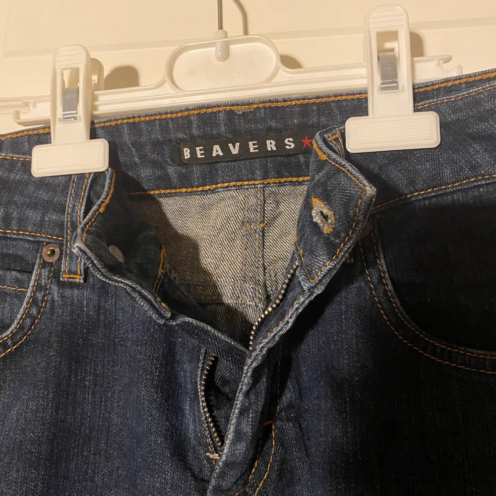 Säljer mina supersnygga och trendiga mörkblå, lågmidjade bootcut jeans från Beavers då de tyvärr blivit för små för mig! Vet ej nypriset men säljer för 100kr! Kontakta mig vid intresse och TRYCK EJ PÅ KÖP DIREKT!😊💕. Jeans & Byxor.