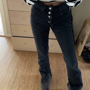 Nakd jeans - Köpte dessa jättefina raka jeans från NA-KD för 2 år sedan, är i jättebra skick. Innrebyxlängd : 78 cm, inte jag på första bilden ✨ storlek 34, nypris är 500 kr PS säljer massa andra nyajeans till bra pris på min sida !! 