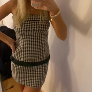 Mönstrad klänning - As snygg mönstrad klänning som inte kommer till användning. Köpte den secondhand så vet tyvärr inte märke eller storlek men skulle säga xs-s beroende på hur man vill att den ska sitta!  Kan skicka mått💕